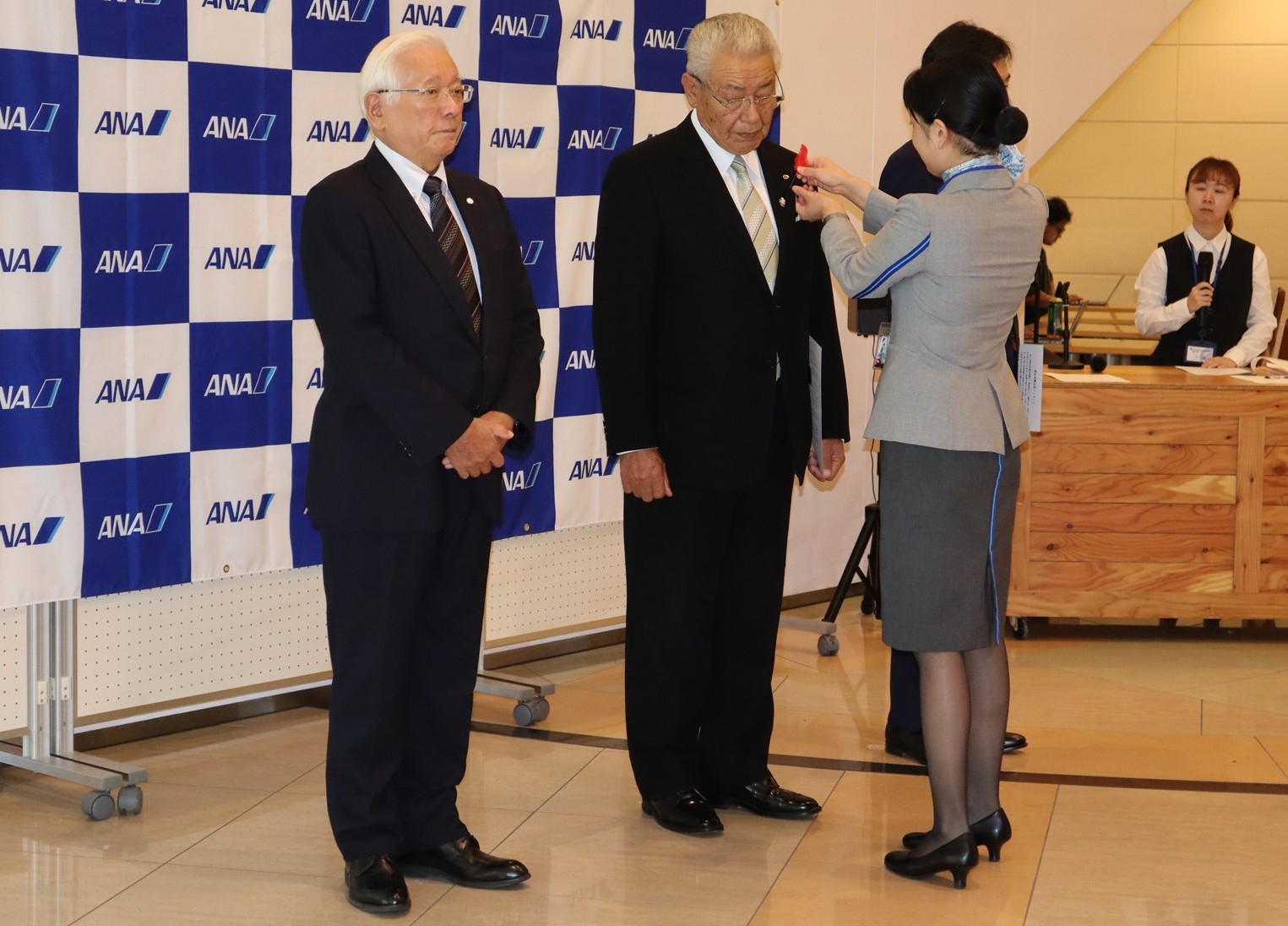 ANAから函館市共募委員会へ赤い羽根伝達